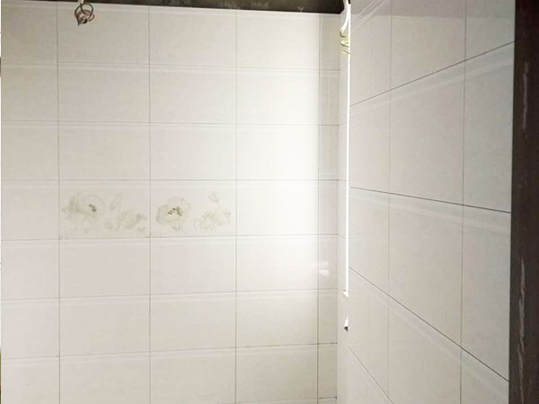 東莞月荷居裝修工地現場的瓷磚鋪設階段