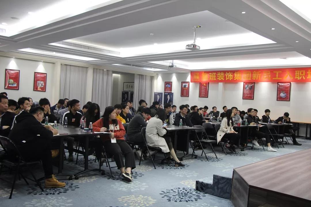 認真聽講、做筆記的魯班新成員