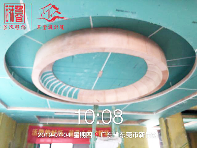 正在施工的木制吊頂工程