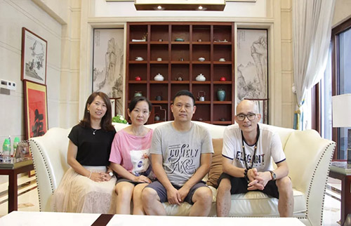 魯班裝飾草堂設(shè)計(jì)師與萬(wàn)科棠樾業(yè)主合照 魯班裝飾草堂設(shè)計(jì)師與萬(wàn)科棠樾業(yè)主合照
