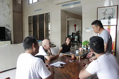魯班裝飾設(shè)計(jì)師與東莞萬(wàn)科棠樾裝修業(yè)主洽談 魯班裝飾設(shè)計(jì)師與東莞萬(wàn)科棠樾裝修業(yè)主洽談