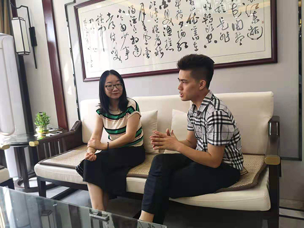 譽景名居裝修業(yè)主與設(shè)計師洽談 譽景名居裝修業(yè)主與設(shè)計師洽談