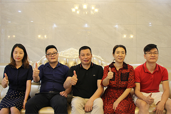東莞鼎峰尚境裝修業(yè)主劉總劉太與魯班裝飾設(shè)計師王華交、王曉燕合照 東莞鼎峰尚境裝修業(yè)主劉總劉太與魯班裝飾設(shè)計師王華交、王曉燕合照