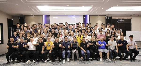 參會領(lǐng)導(dǎo)及各分部代表合影