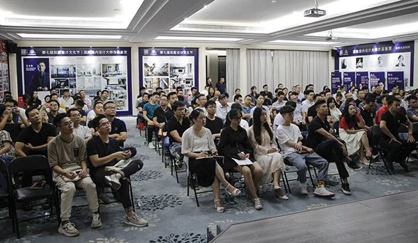 正在認(rèn)真聽講的設(shè)計師們